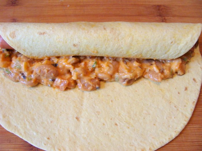 Мексиканские лепешки с фасолью, сыром и острым соусом