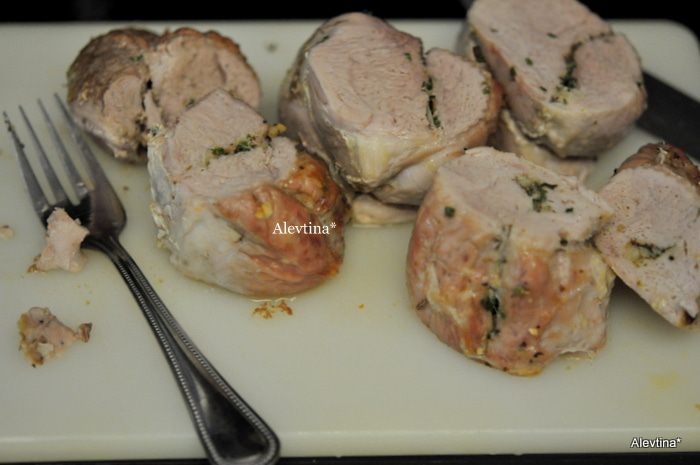 Свинина с начинкой из лука и чеснока