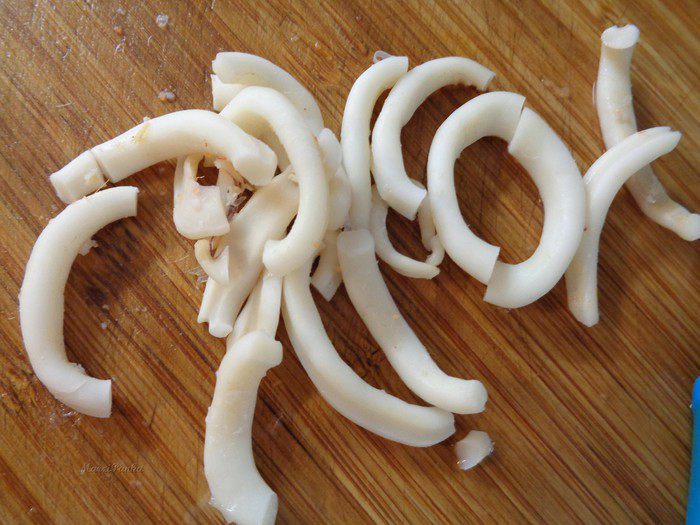Средиземноморский суп с морепродуктами, рыбой и рисовой лапшой