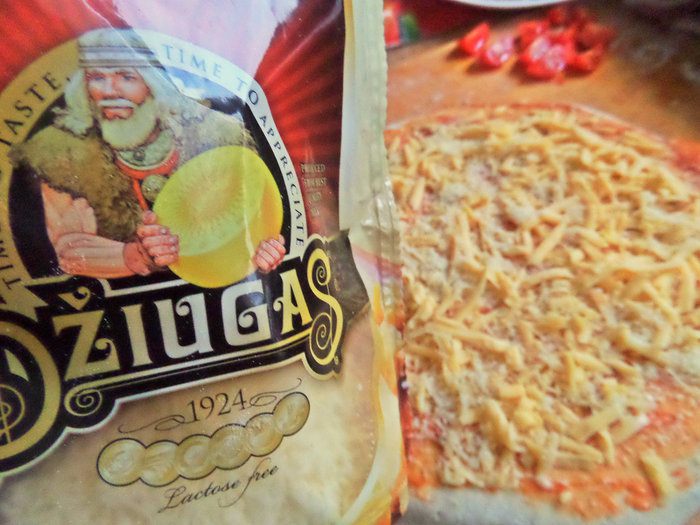 Пикантная пицца с чоризо и тремя сырами