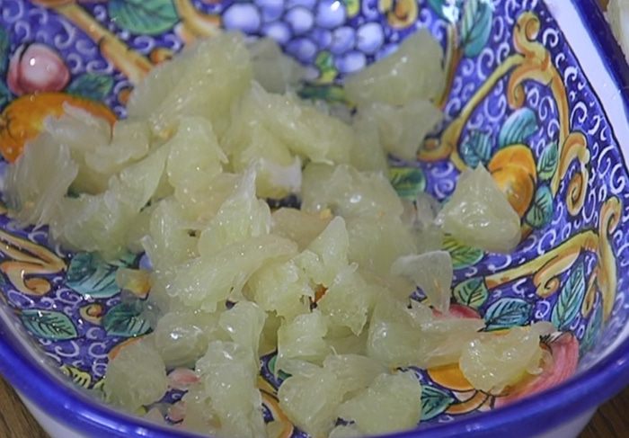 Салат с помело, орехами и перцем чили 