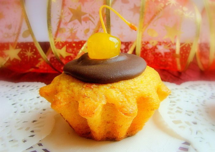 Мандариново-шафрановые кексы с шоколадной глазурью (постные)