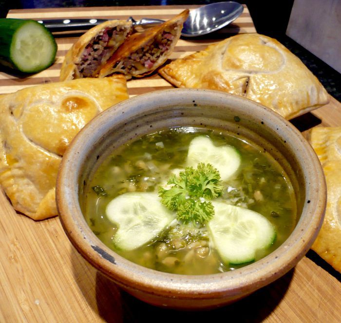 Суп из шпината и зеленой полбы со слоеными пирожками «Любовь - повсюду»