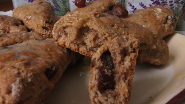 Шоколадные сконы с вяленой вишней