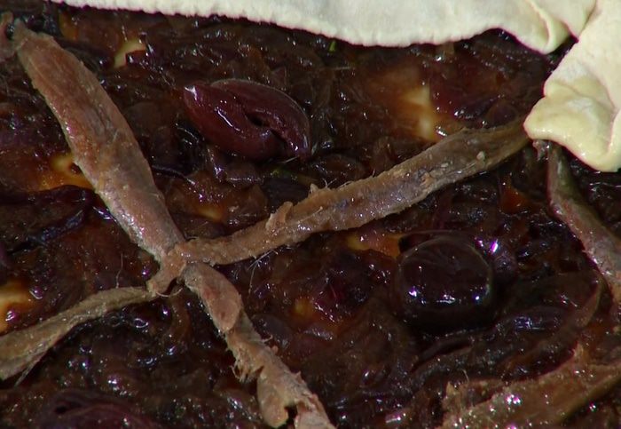 Открытый пирог с карамелизированным луком и анчоусами 