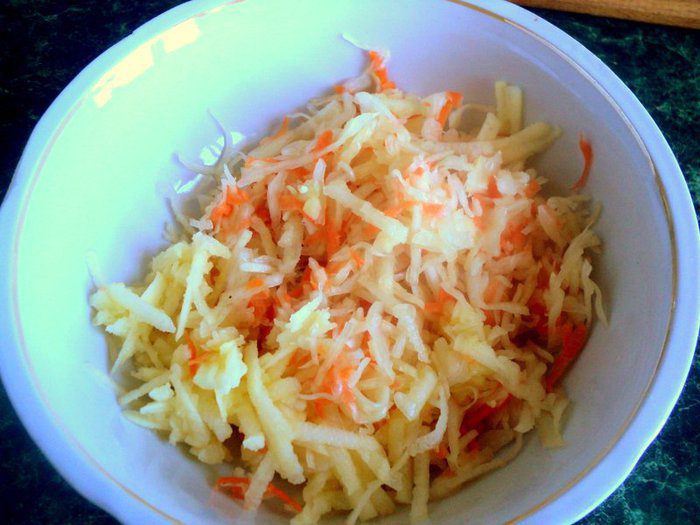 Капуста квашенная с яблоками в банке