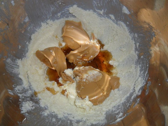 Пирог с изюмом и арахисом