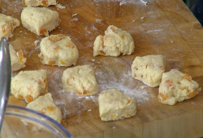 Булочки с курагой и имбирным вареньем