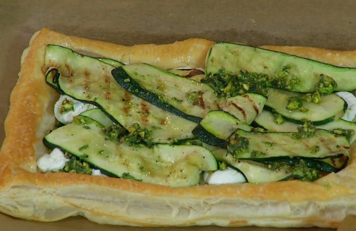 Открытый пирог с цукини и козьим сыром 