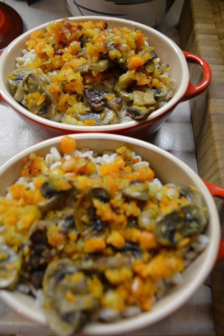Перловая каша с мясом и грибами в горшочке