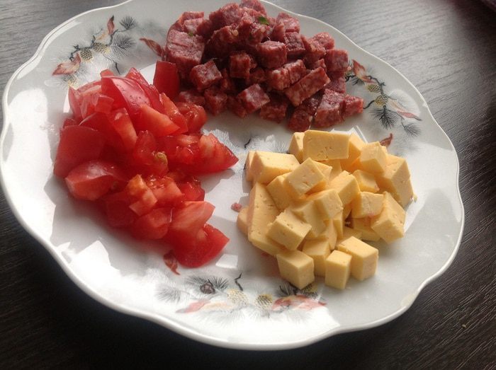 Пирожки с творогом, салями и сыром