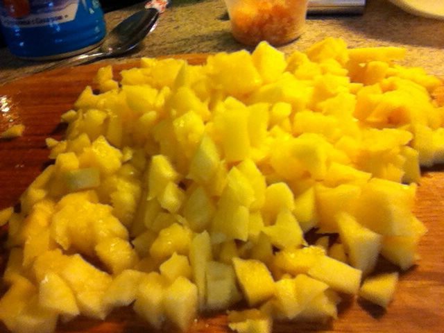 Шоколадный торт с манго и сливочным муссом