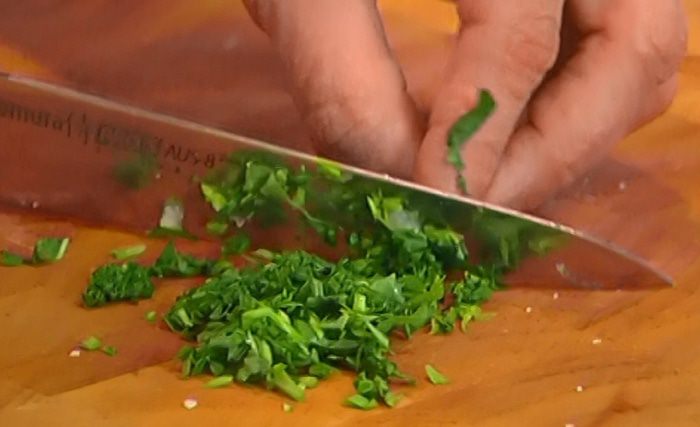 Кростини с тунцом и луком-пореем