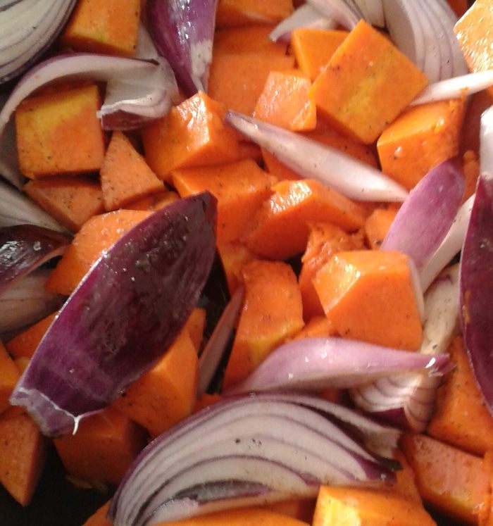 Теплый салат из тыквы с красным луком и фасолью