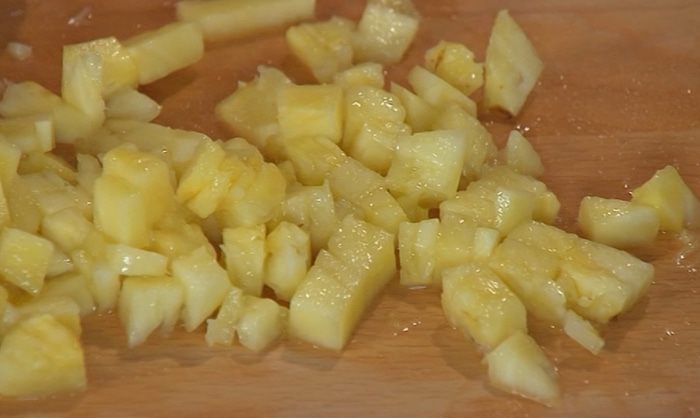 Рисовый салат с курицей, ананасом и сладким перцем 