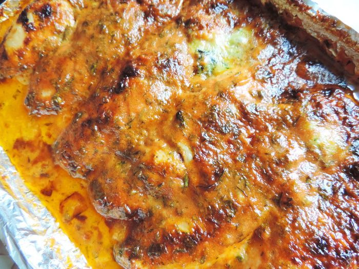 Куриные рулетики со шпинатом под сметанно-томатным соусом