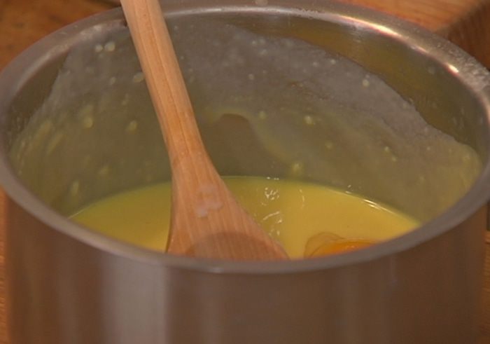 Суфле с горошком, грюйером и розовым перцем