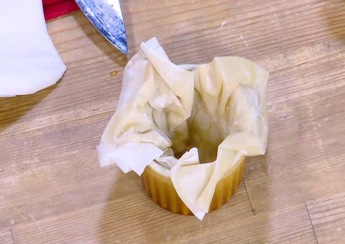 Яйца, запеченные с шампиньонами и луком в тесте фило 