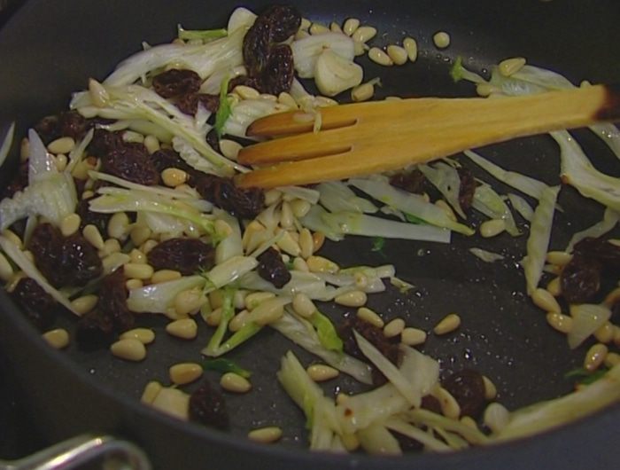 Спагетти с рыбой, изюмом и кедровыми орешками