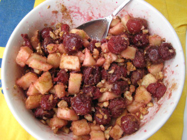 Плетенка с вишней и грецким орехом