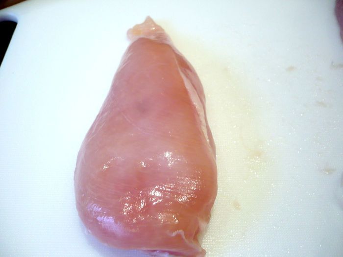 Куриное филе с чоризо, базиликом и паприкой на сливочной репе 