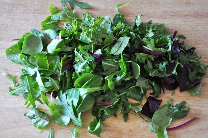 Салатный микс с теплыми помидорами