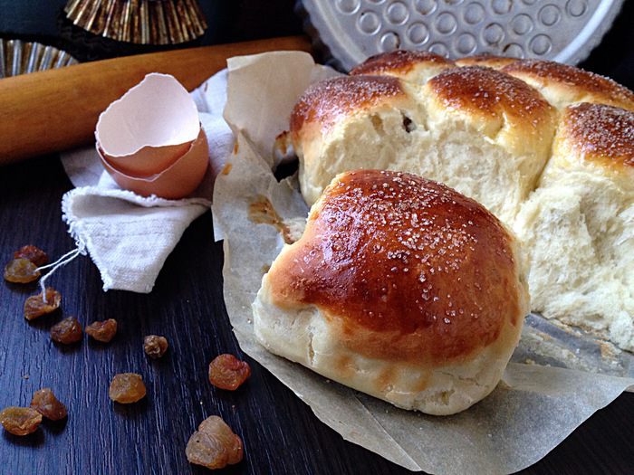 Сдобные булочки с изюмом