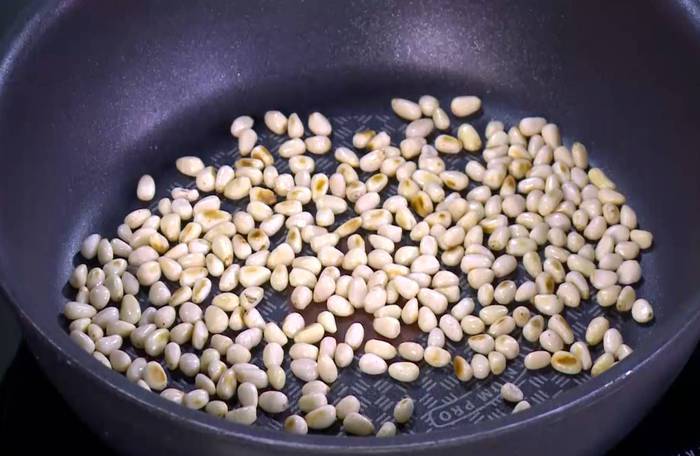 Киноа с жареными овощами и соусом песто 