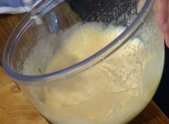 Хитрая грушевая шарлотка с ежевикой