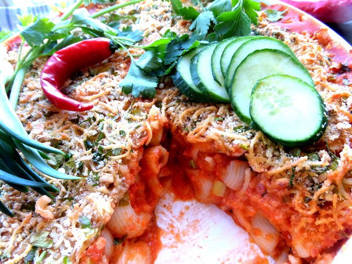 Баварские колбаски с итальянской пастой под сырным штрейзелем