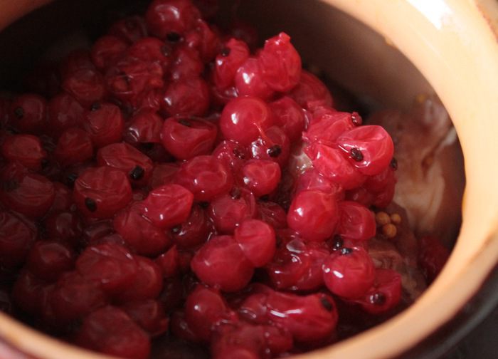 Мясо со смородиной в горшочке