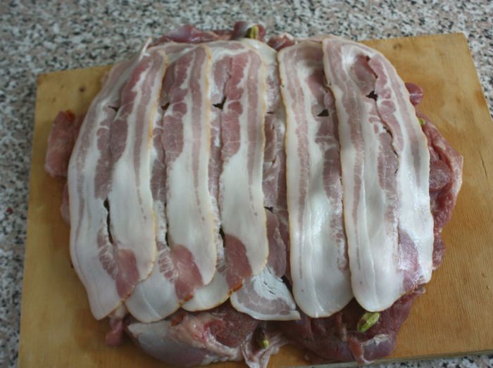 Рулет из индейки с фисташками