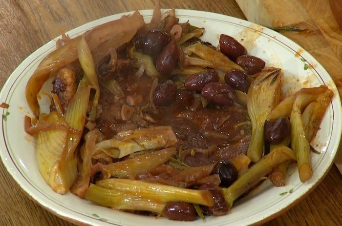 Свинина, томленная с оливками, розмарином и анчоусами