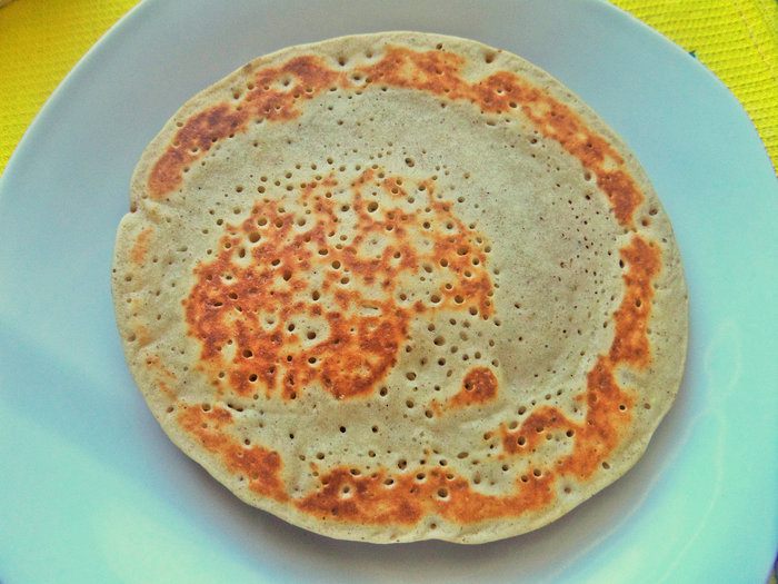 Панкейки кефирные с медом, бананом и сливками