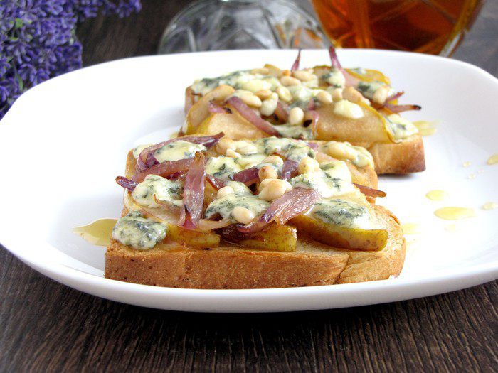 Тосты с грушей, голубым сыром и кедровыми орешками