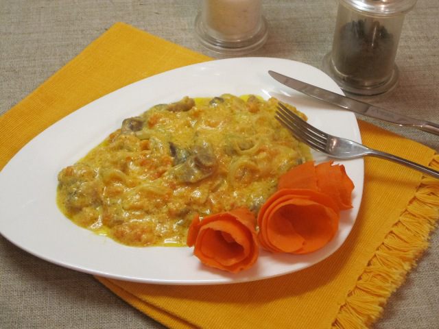 Куриные желудочки в сметане