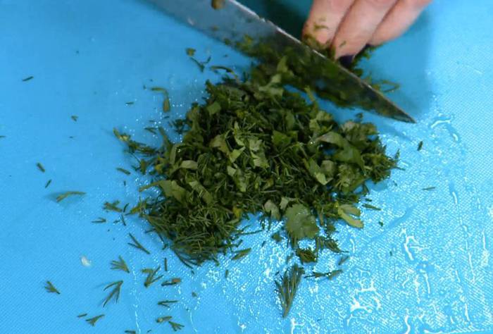 Круассаны, запеченные с яйцами, сыром и ветчиной 