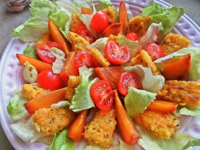 Салат с полентой и хурмой