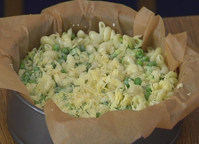 Запеканка из макарон с горошком, цукини и творогом 