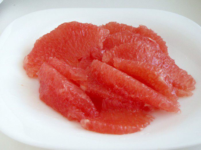 Филе белой рыбы с грейпфрутовой сальсой