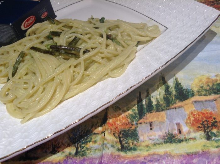 Паста с соусом и чесночными стрелками