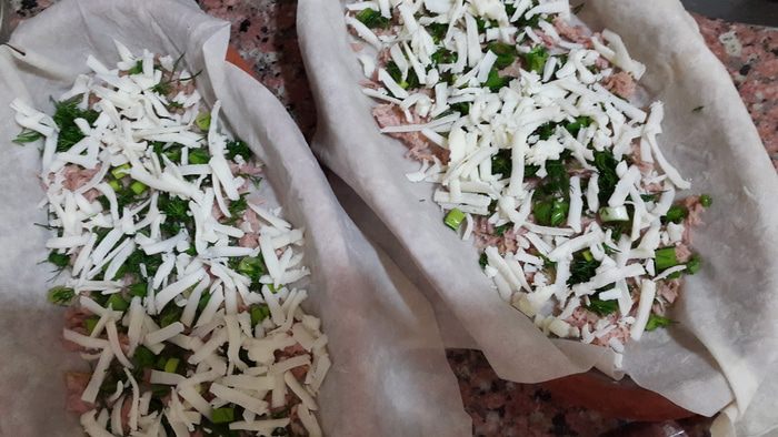 Лаваш с тунцом и шпинатом, запеченный в глиняной тарелке