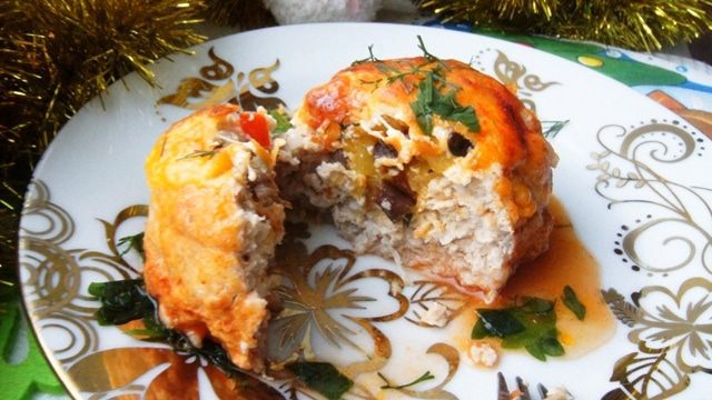 Мясные башенки с начинкой, запеченные под сырной шапочкой