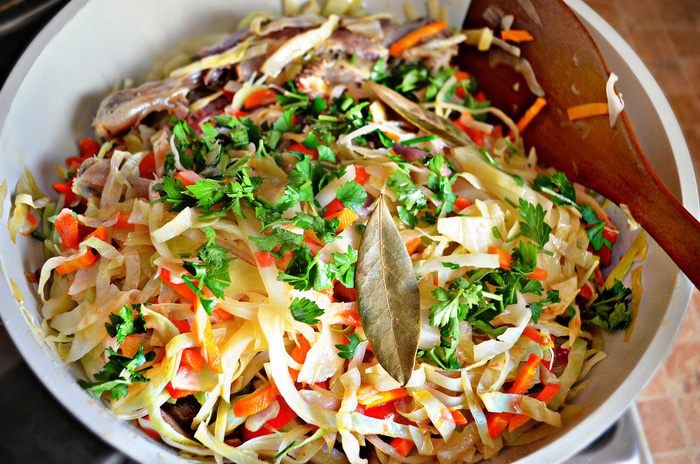 Утиные ножки с тушёной капустой