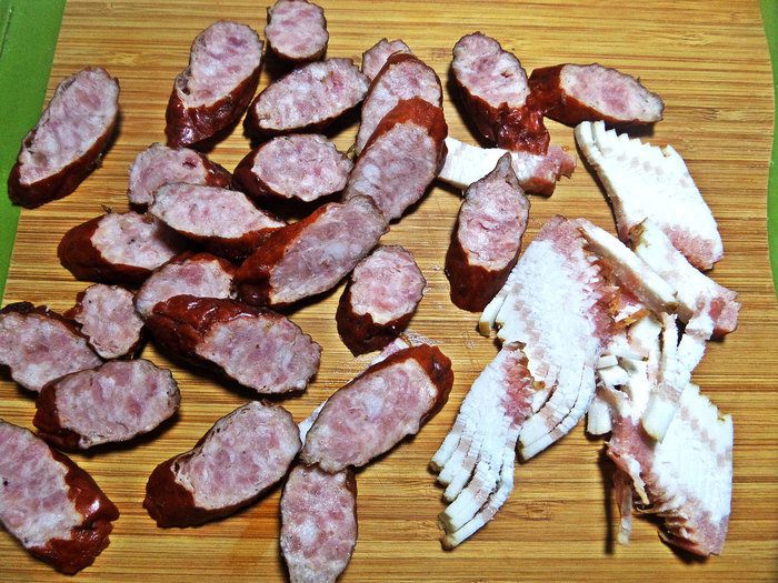 Кускус с колбасками и изюмом