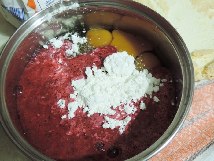 Меренговый рулет с вишневым курдом