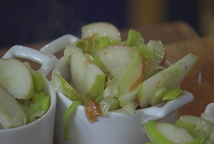 Купаты, запеченные с пореем и яблоками