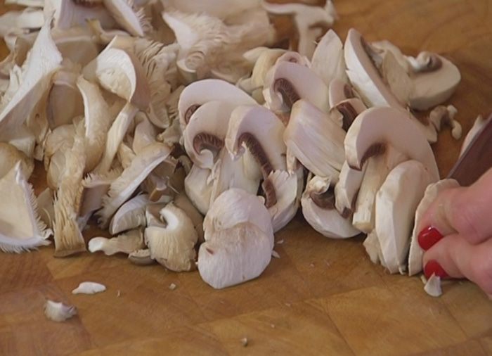 Грибной суп с луком-пореем