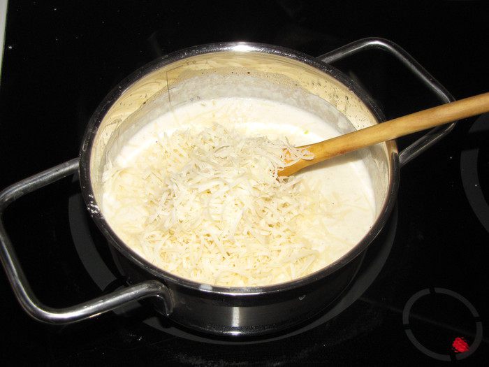 Тосты с сырным соусом и помидорами черри