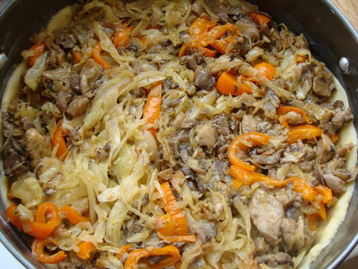 Пирог из пресного теста с грибами